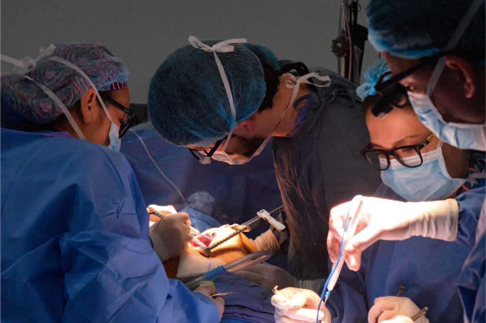 Médicos haciendo una cirugía 
