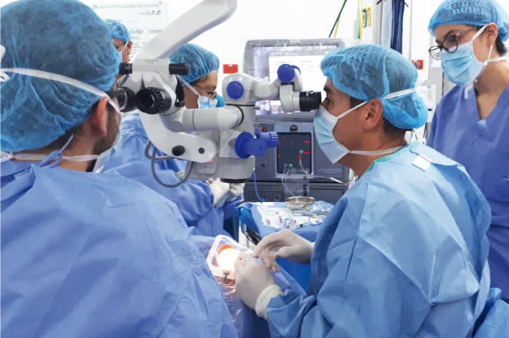 Médico haciendo una cirugía  