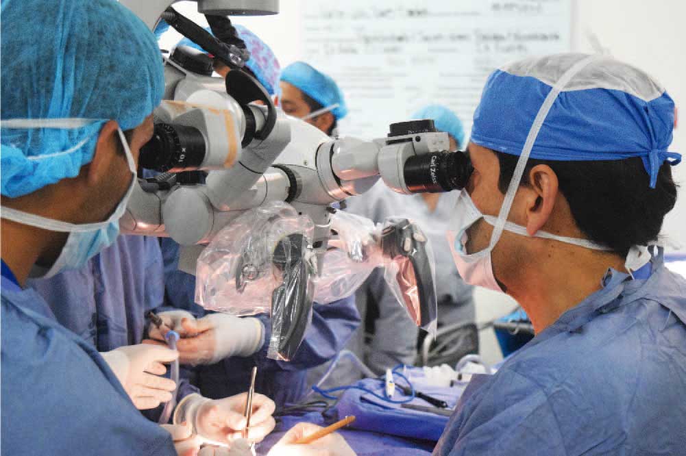 Médicos haciendo una cirugía